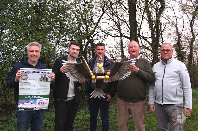 Präsentieren stolz den Vogel für das Schützenfest 2026 (von links): Georg Diening, König Jonas Fögeling, Martin Schulze-Mengering, Hubert Franke und Günter Hörsken. ©
Henning Schürkamp