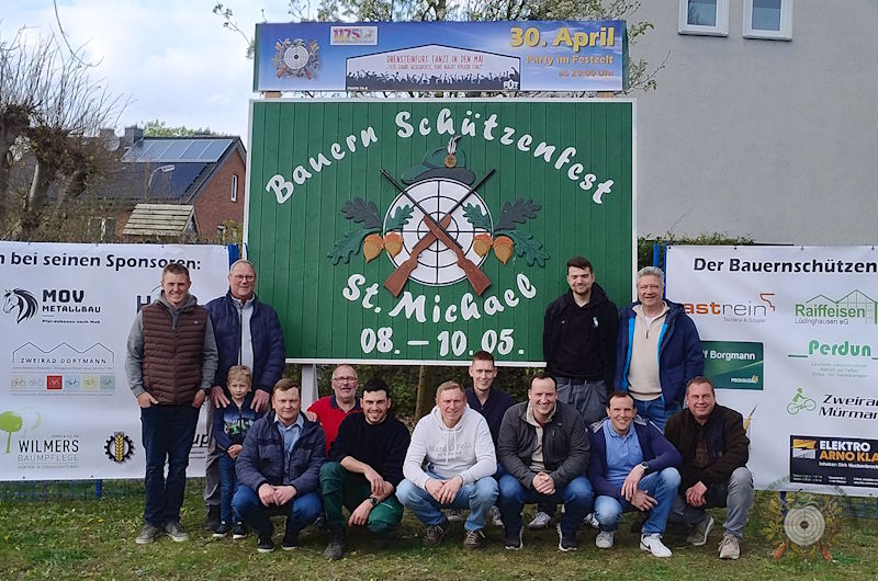Präsentieren stolz den Vogel für das Schützenfest 2026 (von links): Georg Diening, König Jonas Fögeling, Martin Schulze-Mengering, Hubert Franke und Günter Hörsken. ©
Henning Schürkamp